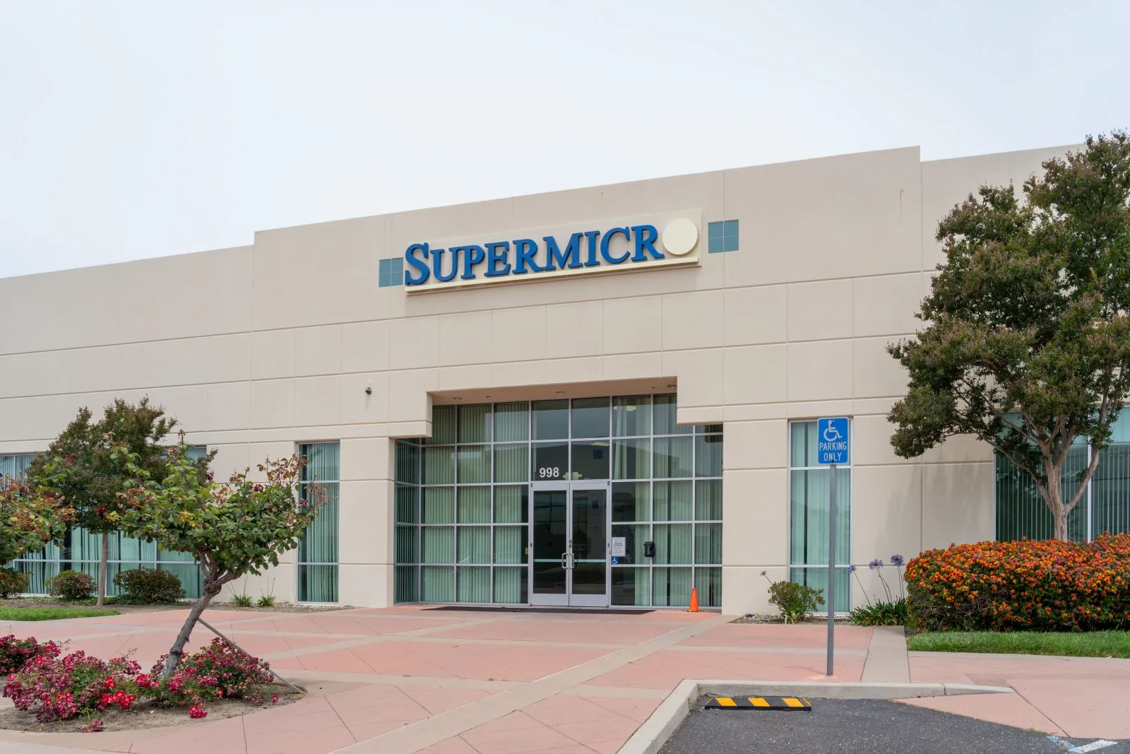 چرا سهام Super Micro از Nasdaq عقب مانده است؟