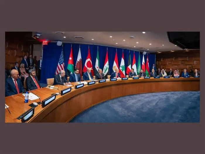 شرکت عبدالله بن زاید در نشست اقتصادی با رهبران جهانی