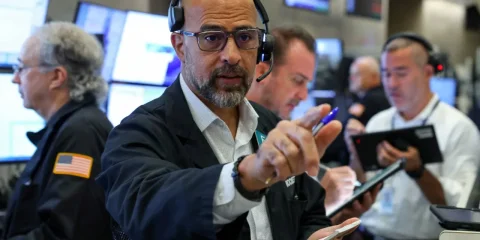 روند نزولی آتی سهام در آمریکا پس از افزایش قیمت نفت به بالای ۱۰۰ دلار