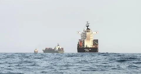Houthi-Angriff auf Mocha und Rückgang des Schiffsverkehrs im Bab al-Mandab und Hormus
