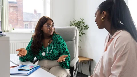 آیندهٔ سلامت: آیا هوش مصنوعی می‌تواند نجات‌بخش NHS باشد؟