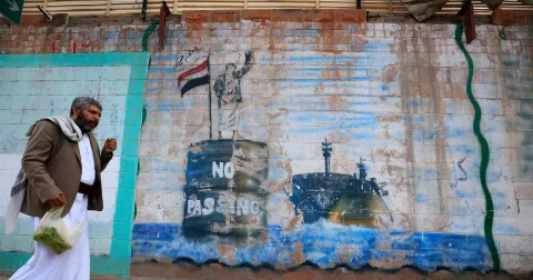 Kontrolle der Houthi über eine Schlüsselinsel und drastischer Rückgang des Schiffsverkehrs im Bab al-Mandab