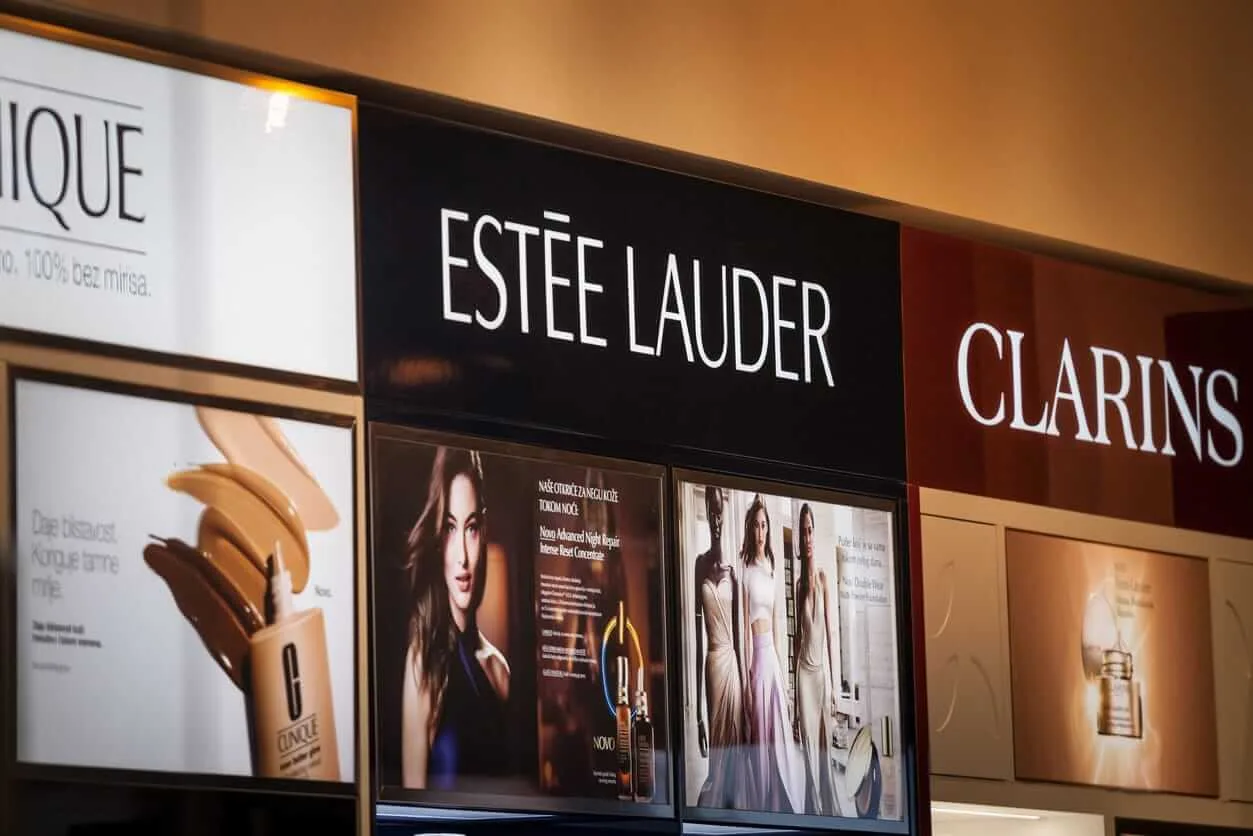 عملکرد سهام Estée Lauder در مقابل دیگر برندهای مصرفی چگونه است؟