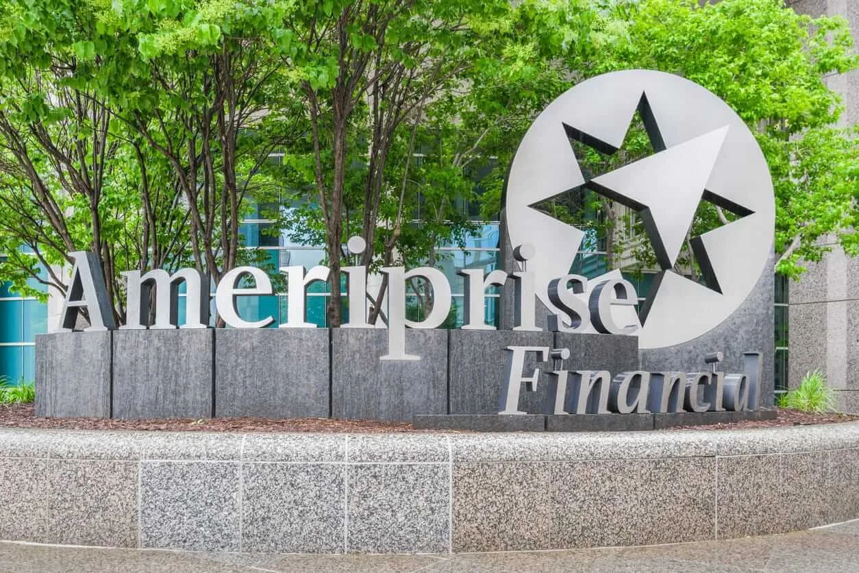 آیا سهام Ameriprise (AMP) در صنعت مالی از رقبای خود پیشی میگیرد؟
