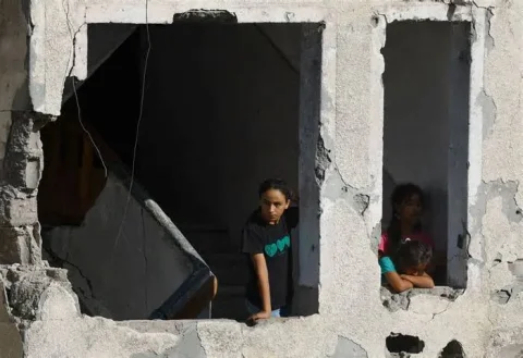 كارثة في غزة؛ ١٢ قتيلاً وأكثر من ١٠٠ مفقود في انهيار مبنى