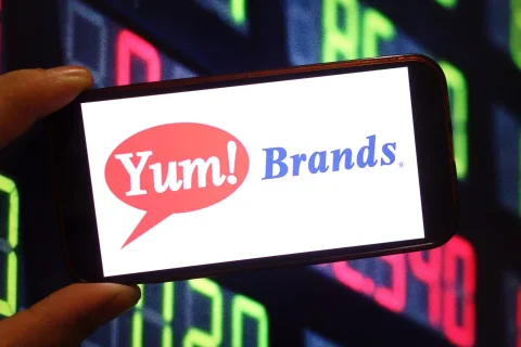 عملکرد سهام Yum! Brands در مقایسه با سایر شرکت‌های مصرفی سیاه‌چاله!