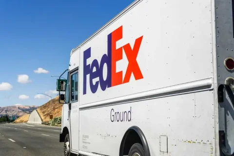 تحلیل عملکرد سهام FedEx در برابر دیگر غول‌های لجستیک