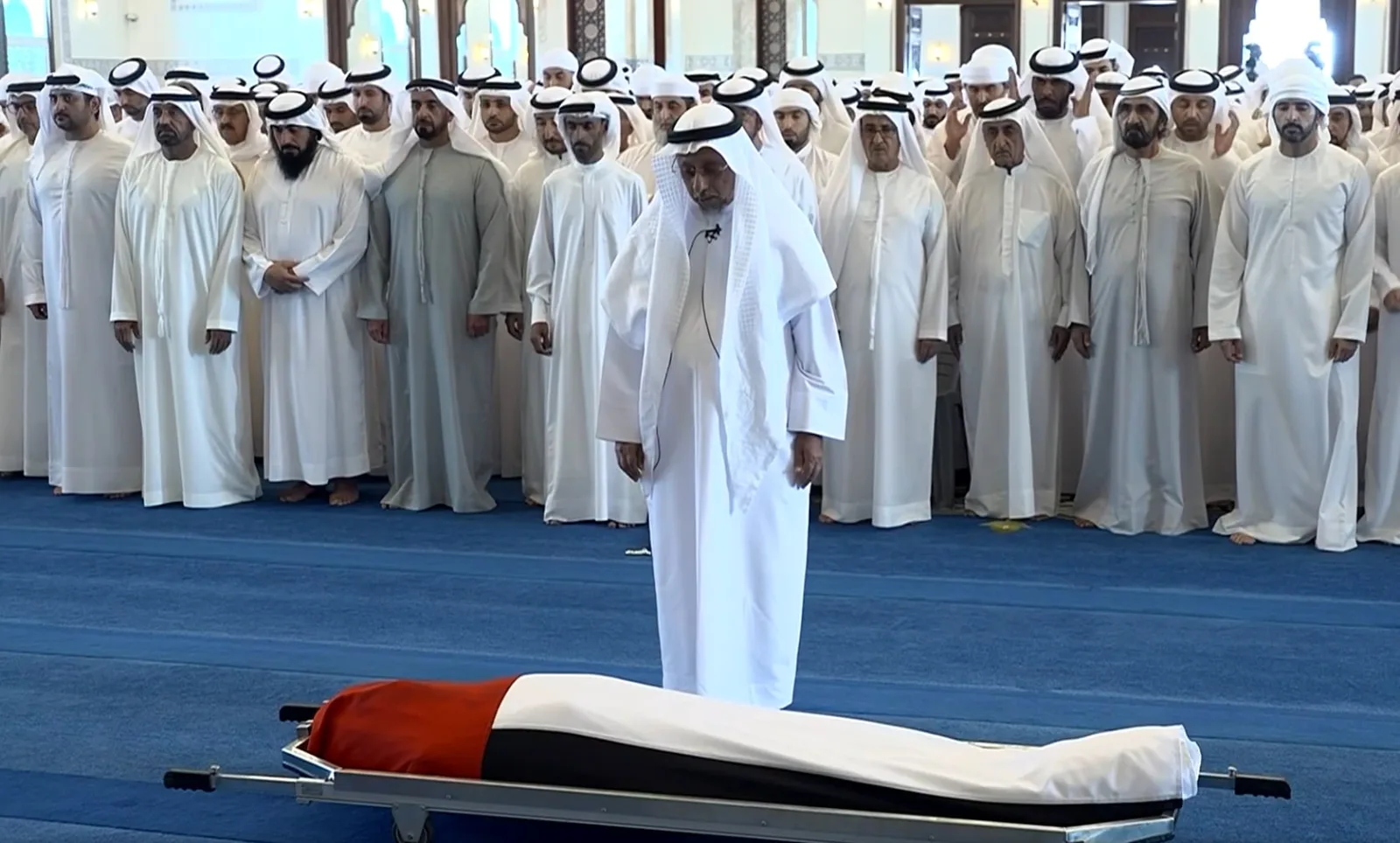 شیخ محمد نماز جنازه شیخ احمد را در دبی اقامه کرد