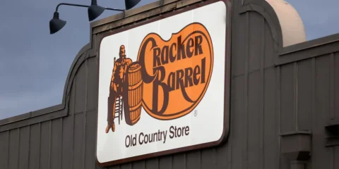 Cracker Barrel: Die Zeit für den Scheck ist gekommen!