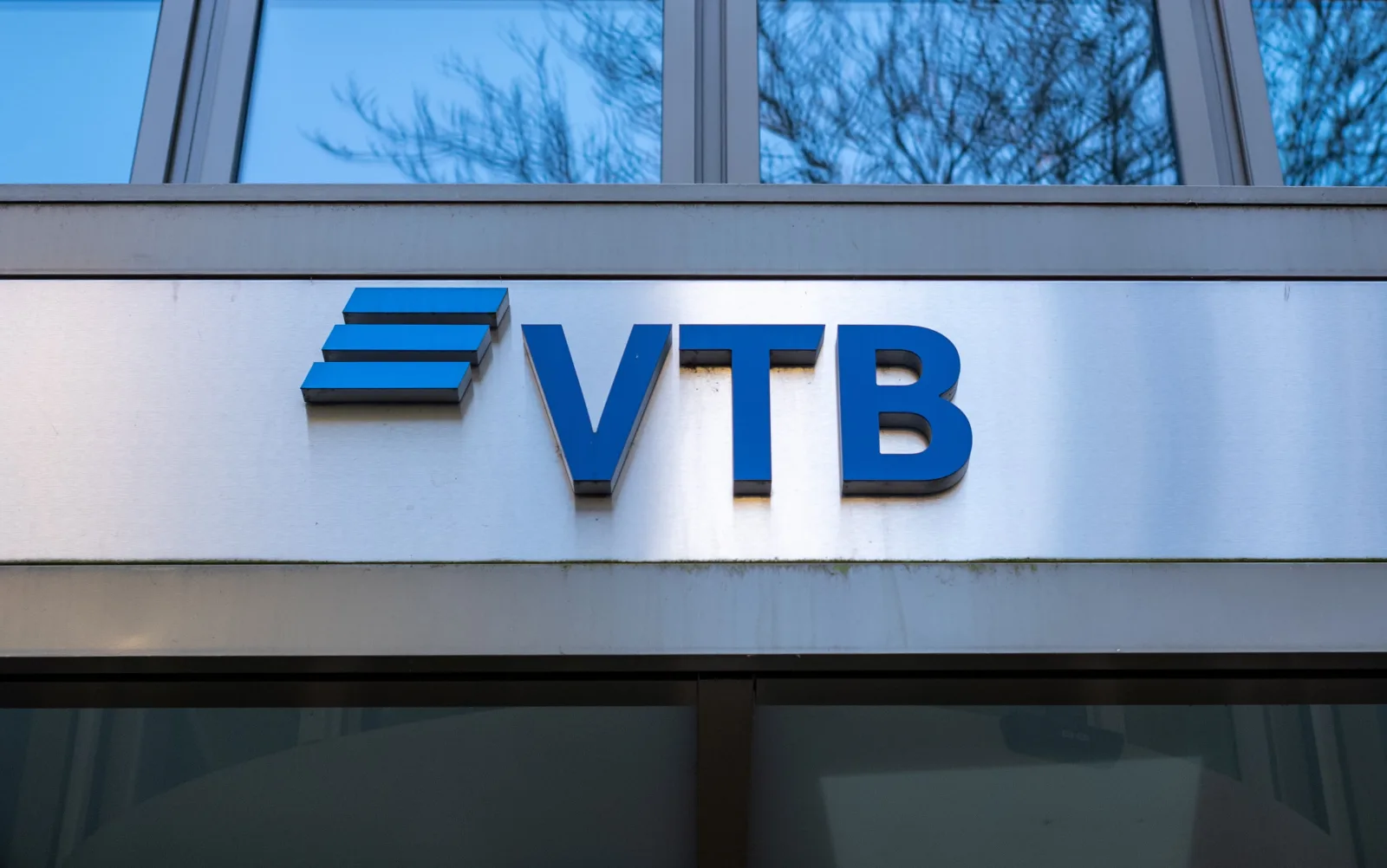 New Sanctions on Russia's VTB Bank by the United States Due to Financial Ties with Iran