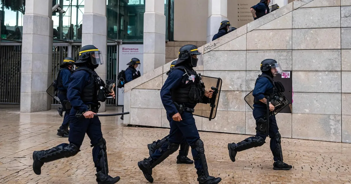 بسته شدن ۴۰۰ مدرسه در فرانسه به دلیل ناآرامیهای جوانان